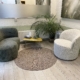 Praktijkinrchting van een counsellor. Kleine sofa en een mooie zetel en rustig groene sfeer