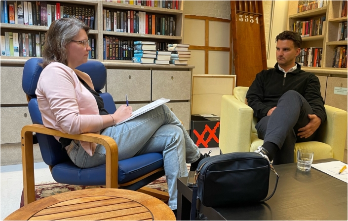 Twee cursisten van de opleiding counselling zijn aan het oefenen