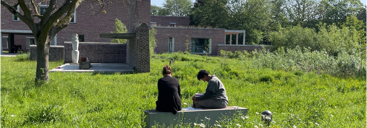 2 counselling studenten oefen samen in de tuin van het opleidingsinstituut