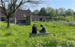 2 counselling studenten oefen samen in de tuin van het opleidingsinstituut