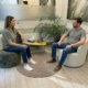 Counsellor en in client in gesprek in een counselling praktijk